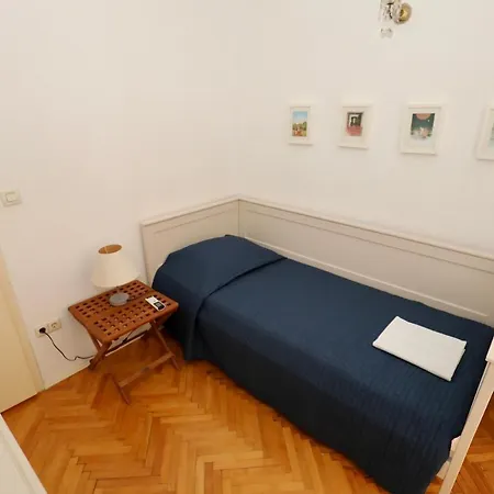 Lucy Apartment *