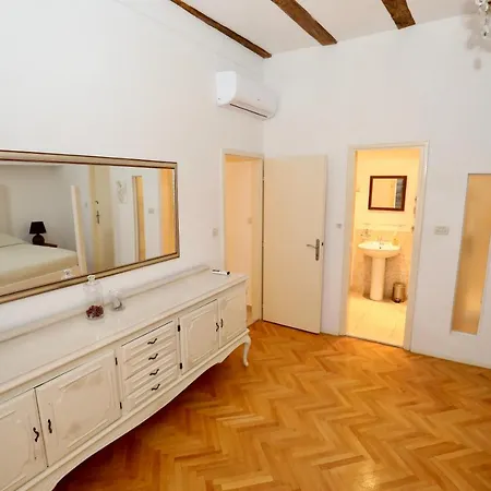 Lucy Apartment